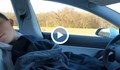 Майка снима сина си, който спи зад волана на Tesla
