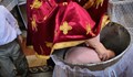 Бебе на 6 седмици почина след кръщенето си в Румъния