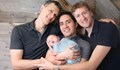 Трима мъже станаха първата легална еднополова тройка бащи на момиченце