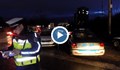 Автомобил удари патрулка докато полицаите правели проверка