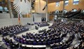 Намаляват заплатите на германските депутати