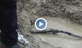 Опасен кабел плува във вода на паркинг в Килифарево
