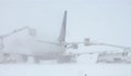 Приближаваща снежна буря наложи отмяната на десетки полети от летищата в Ню Йорк