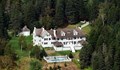 Джон Траволта продава къща с 42 стаи за рекордно ниска сума