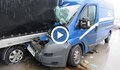 Микробус на "Еконт" се заби в камион на булевард „Тутракан“