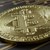 Биткойнът поевтиня драстично