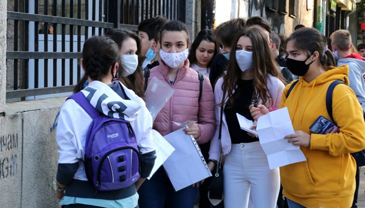 А тези от 7-ми, 8-ми и 12-ти клас отново минават онлайн А тези от 7-ми, 8-ми и 12-ти клас отново минават онлайн