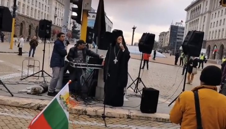 Отец Дионисий призова всички, недоволни от властта, да излязат на улицата