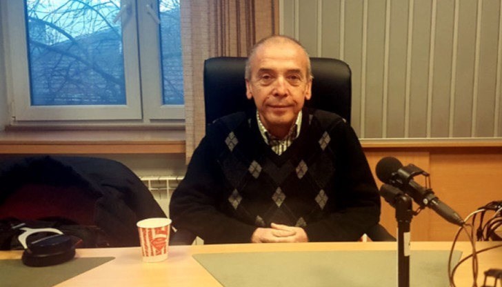 "Това, което правя, го правя по неволя, защото виждате, че цяла година съм самотен малък човек. Кучето си лае, а керванът си върви", споделя лекарят "Това, което правя, го правя по неволя, защото виждате, че цяла година съм самотен малък човек. Кучето си лае, а керванът си върви", споделя лекарят