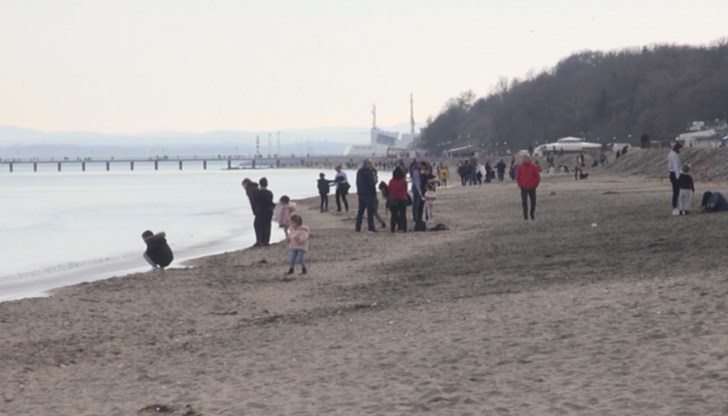 Температурата на водата бе едва 6 градуса, но това не спра смелчаците