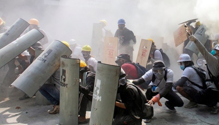 Силите за сигурност са използвали срещу демонстрантите лютив спрей и зашеметяващи гранати