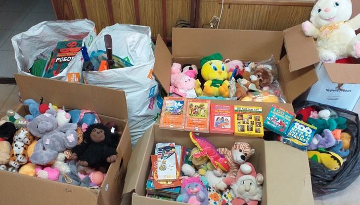 Дарението вече е изпратено и пътува към Лора Касабова и Петя Атанасова, инициаторите на кампанията "Плюшена прегръдка". Поводът - Международния ден на децата с онкологични заболявания Дарението вече е изпратено и пътува към Лора Касабова и Петя Атанасова, инициаторите на кампанията "Плюшена прегръдка". Поводът - Международния ден на децата с онкологични заболявания