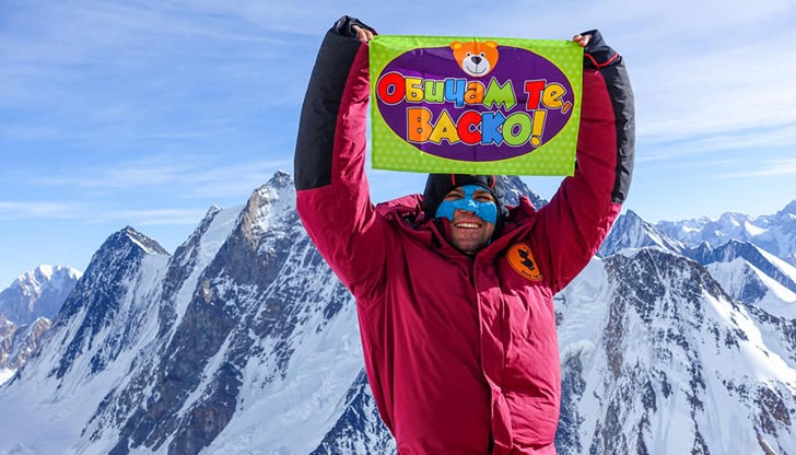 Васил Скатов живее с майка си в Бургас