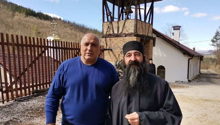 Онуй превръща църквите в евтин пиар. С парите на всички нас ходи да се фотка и хвали какъв праведен християнин е. Явно Божиите заповеди не ги е чело, а ако ги е чело - не ги е разбрало и не ги спазва