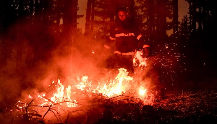Според първоначалната информация събрана до момента пожарът е възникнал при боравене с печка на твърдо гориво.