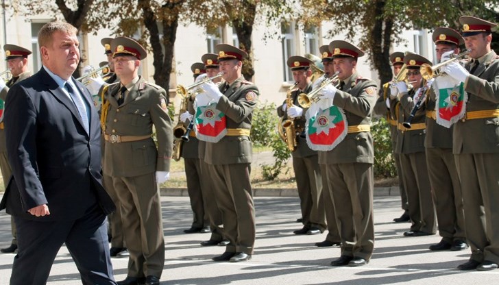 В края на мандата на това правителство по подобен начин бяха решени поръчките за Специалните сили и ремонтът на старите танкове T-72 В края на мандата на това правителство по подобен начин бяха решени поръчките за Специалните сили и ремонтът на старите танкове T-72