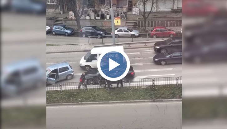 Мъжете си раздаваха юмруци и ритници, а останалите участници в движението се опитваха да ги разтърват