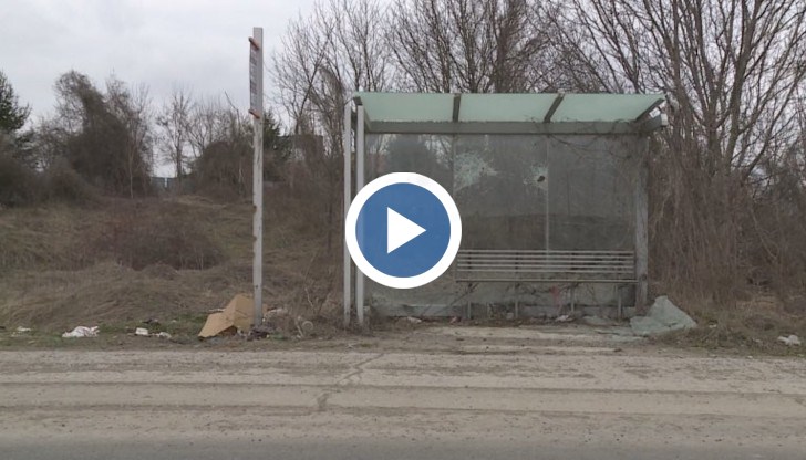 Редовно спирките в Русе осъмват с изпотрошени стъкла