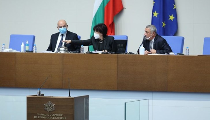 Вчера опозицията от "БСП за България" настоя двамата да бъдат изслушани във връзка с трагичния инцидент, при който 16-годишно момче загина от токов удар