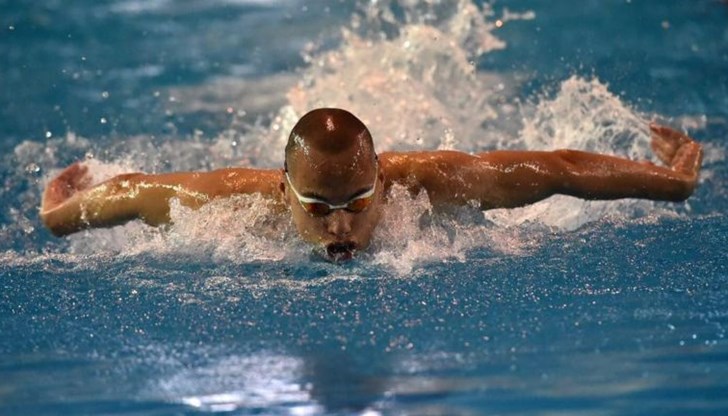 Българският плувец записа победа и с щафетата на 400 съчетано плуване