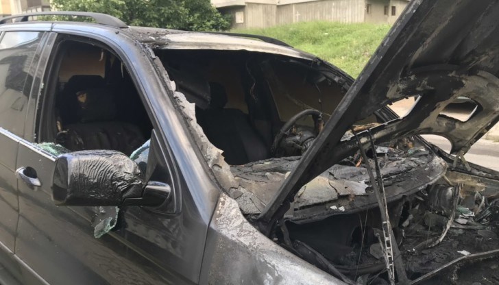 Според жената пожарът е причинен умишлено, тъй като и преди е имала случаи на посегателства по автомобила