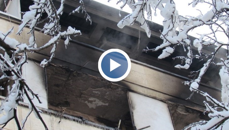 Пламъците са унищожили почти цял етаж от двуетажна сграда