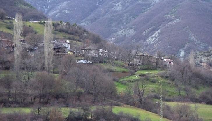 Дотам се стига само през въжен мост Дотам се стига само през въжен мост