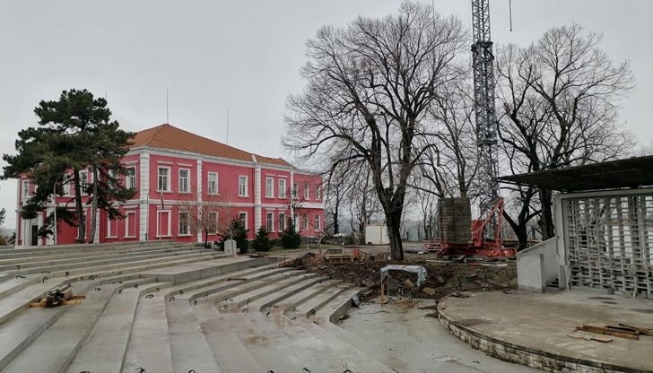 Той ще разполага с 1300 седящи места след реконструкцията