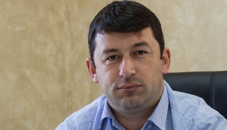 Двамата са обвинени в документни престъпления и незаконно придобиване на парични средства от европейски фондове