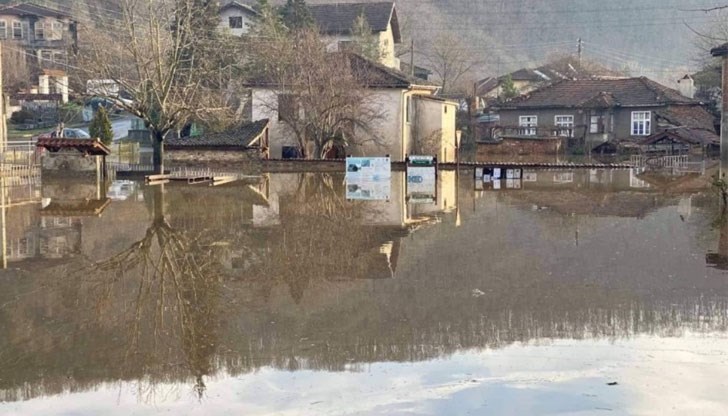 Продължава отводняването на бургаските села