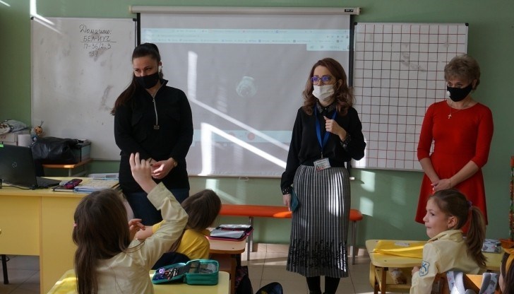 Проследява се спазването на санитарно-хигиенните изисквания при приема на закуските, съхранението и предоставянето им за консумация и оказвания контрол от страна на медицинските лица и административните ръководители на учебните заведения