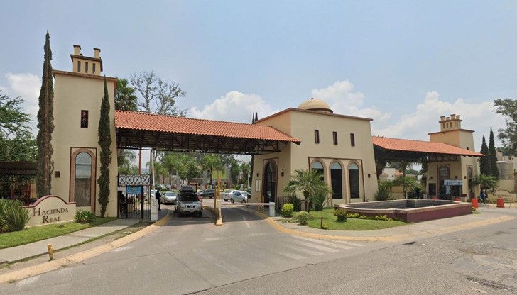 Нападателите открили огън от прозорците на пикап към къщата, където било партито