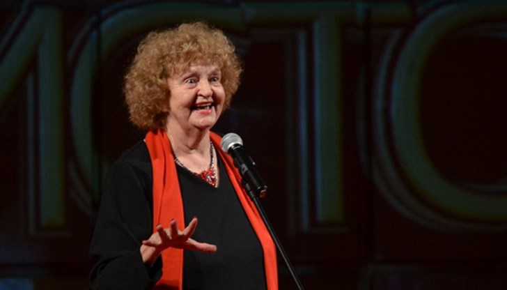 Царицата на комедията: Като ми каже някой, че не ме обича, аз не му вярвам Царицата на комедията: Като ми каже някой, че не ме обича, аз не му вярвам