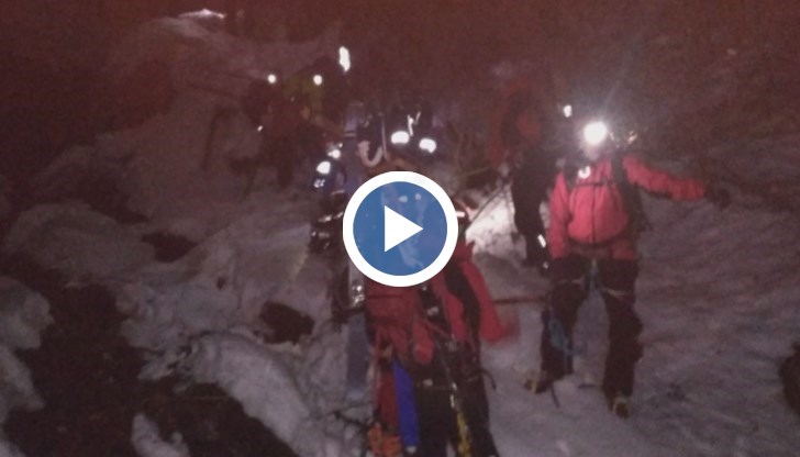 Младежът се отърва само с травма на крака, но се наложи спасителите да го носят на ръце през труден терен часове на ред