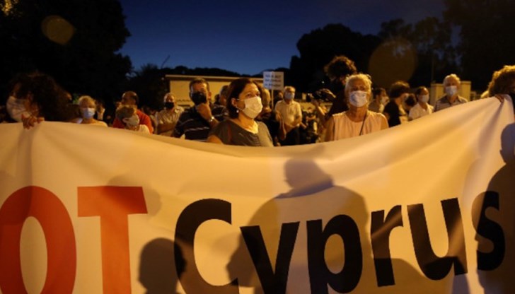 Полицията в столицата на Кипър използва сълзотворен газ и водни струи, за да разпръсне демонстрантите
