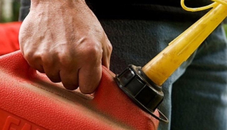 На местопроизшествието е извършен оглед от екип на полицията, при който на около 20 м от возилото е намерена гофрирана тръба, с която се предполага, че е източено горивото