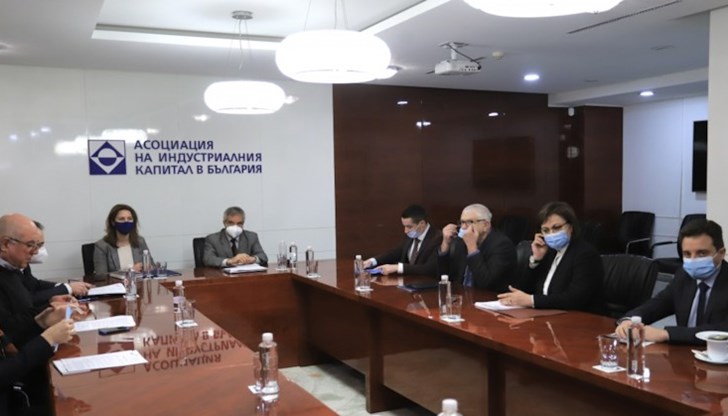 Таксите, които бизнесът плаща у нас са десет пъти по-високи от средните за ЕС