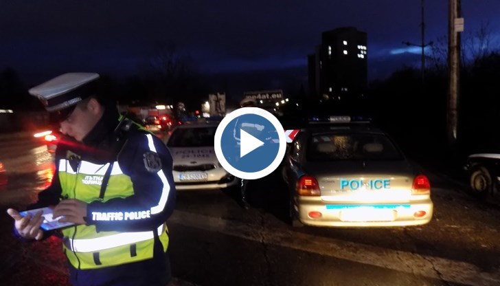 Полицейската кола е спряла за проверка товарен автомобил. През това време друга лека кола се е ударила в тях