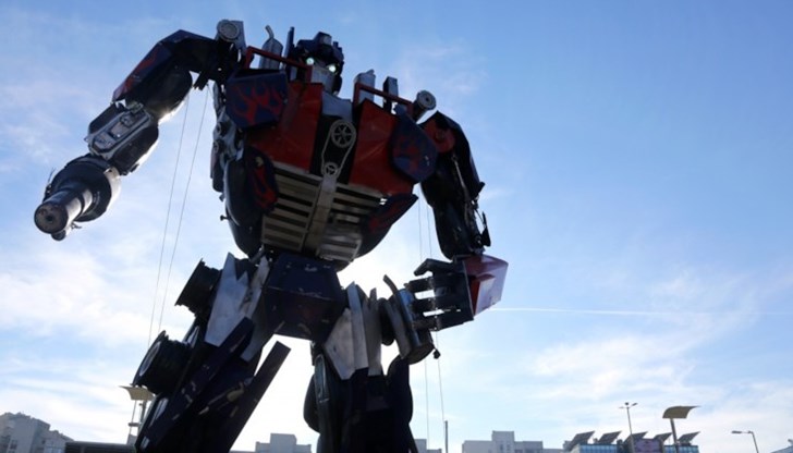 Супергероите със светещи очи, мърдащи ръце и глави, и издаващи специфични звуци посрещат от днес посетителите на търговски център