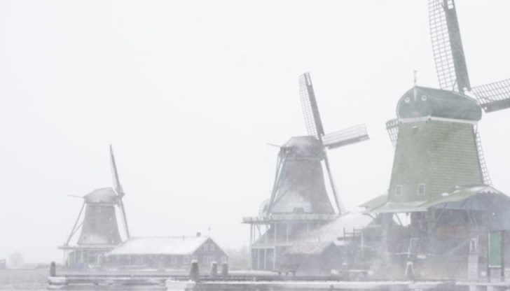 Вятърът достигна до 90 километра в час, има проблеми с жп транспорта, затворени са дори центровете COVID тестове