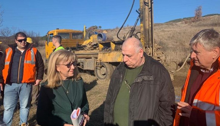 26-те нови контролно-измервателни системи ще бъдат разположени в определените свлачища с обща площ 6900 дка в 20 населени места, на територията на 16 общини: Стражица, Тетевен, Котел, Златарица, Брегово, Лом, Плевен, Кърджали, Оряхово, Габрово, Лясковец, Долни Чифлик, Варна, Несебър, Гулянци и Бобов дол. 26-те нови контролно-измервателни системи ще бъдат разположени в определените свлачища с обща площ 6900 дка в 20 населени места, на територията на 16 общини: Стражица, Тетевен, Котел, Златарица, Брегово, Лом, Плевен, Кърджали, Оряхово, Габрово, Лясковец, Долни Чифлик, Варна, Несебър, Гулянци и Бобов дол.