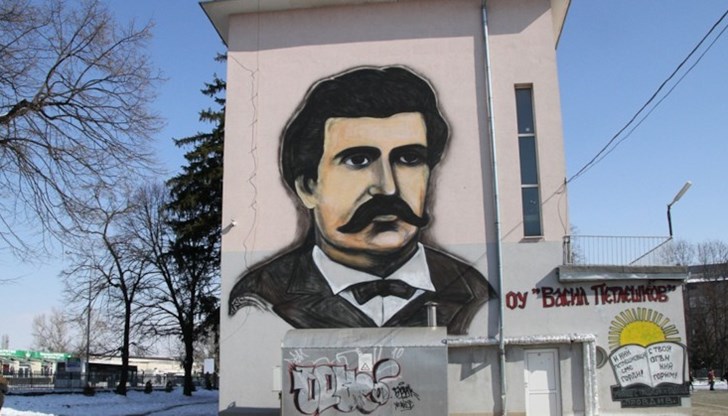 Той е дело на художника и скулптор Ангел Каравланов