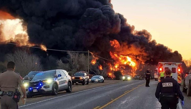 Катастрофа между камион и товарен влак, превозващ петрол причини голям взрив