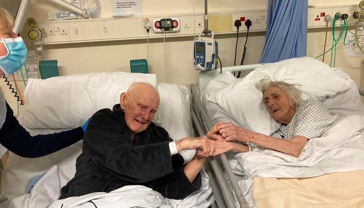 Двамата съпрузи се заразяват с вируса в болницата, от който умират едновременно, хванати за ръце