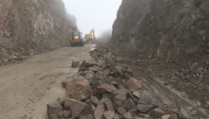 Предстои да бъдат предприети мерки за трайното укрепване Предстои да бъдат предприети мерки за трайното укрепване