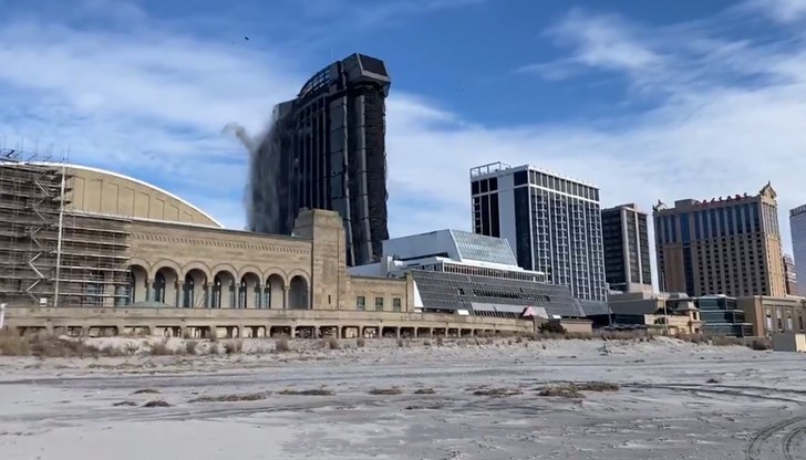 Символът на фалита на бившия бляскав предприемач, се превърна днес в купчина развалини с помощта на 3000 пръчки динамит