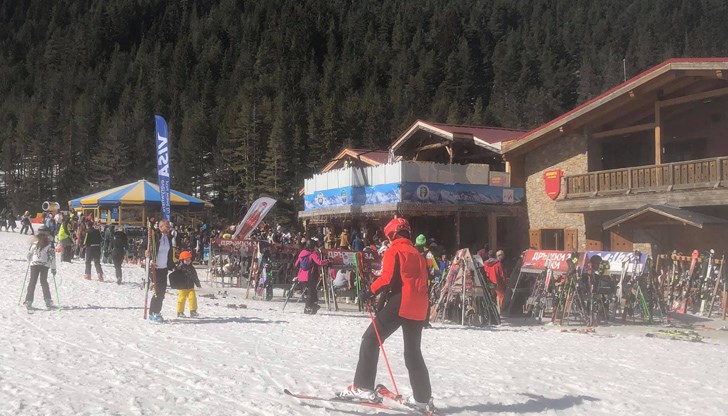 Няма ковид мерки, никаква дистанция между скиорите