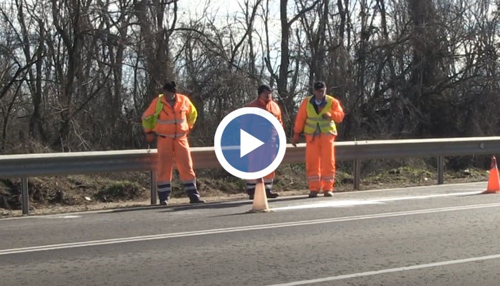 Движението се регулира със сигналисти и се налага изчакване за поетапно преминаване