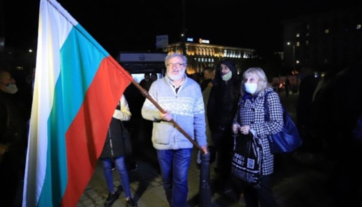 Демонстранти блокират булевард “Дондуков” в столицата пред сградата на Министерския съвет