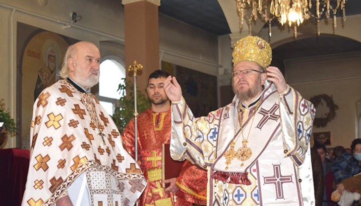 Русенски митрополит Наум възглави неделната св. литургия в храм „Св. Николай” в престолния си град
